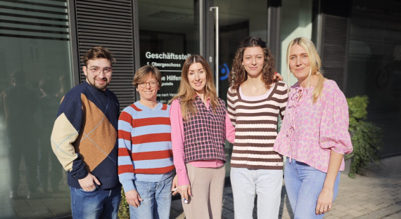 Das Team Kommunikation der Lebenshilfe Fürth e.V. vor der Geschäftsstelle (v.l.n.r.): Can Toraman, Michaela Ortlieb, Lilit Zebli-Avayan, Jamie Neamtu und Lena Rothenberger.